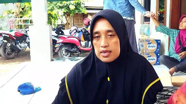 Isak Tangis Keluarga Iringi Kepulangan Jenazah Aremanita Asal Jember, Korban Tragedi Kanjuruhan
