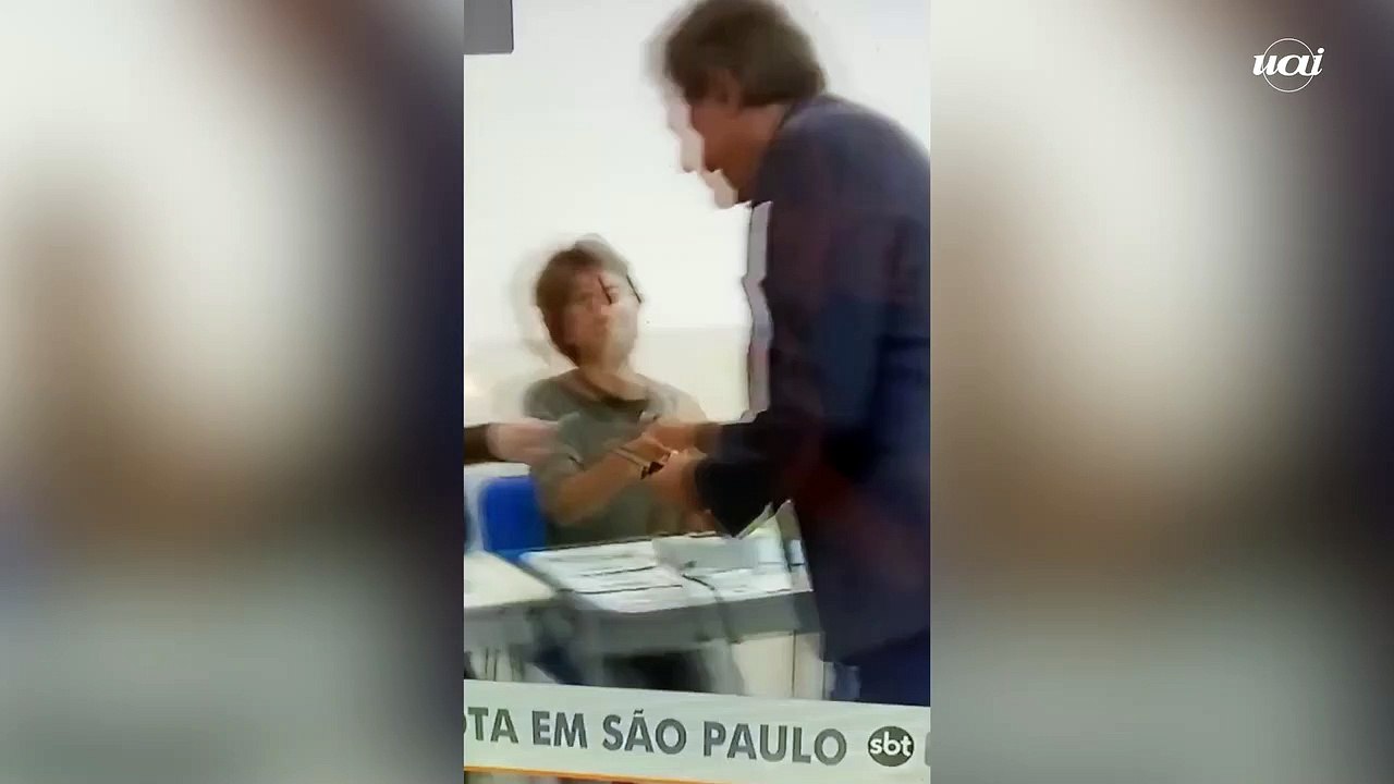 Mesária se nega a cumprimentar Fernando Haddad em SP