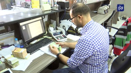 تراجع أسعار العملات مقابل الدولار يهيمن على المشهد الاقتصادي