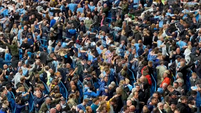 بوزنان .. ما سر الرقصة الشهيرة التي احتفلت بها جماهير مانشستر سيتي بعد الفوز على يونايتد 6-3 في الديربي؟