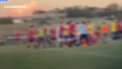 Calcio violento: rissa in campo e fuori. Genitore prende per il collo calciatore 15enne