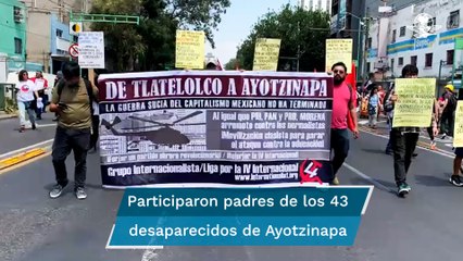 Marchan en conmemoración del 2 de octubre