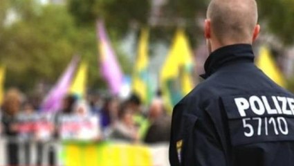 İsveç'te İran'a yönelik protestoda terör örgütü YPG/PKK paçavraları açıldı