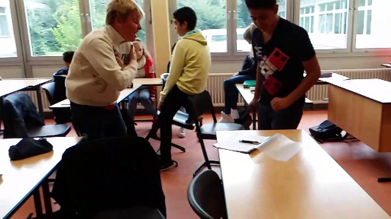 Stuhl fällt in Zeitlupe vom Tisch