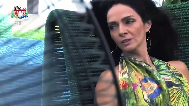 Claudia Ohana posa para fotos na Ilha de Caras