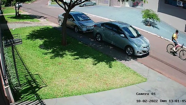 Vídeo: Ladrão invade residência e furta diversos produtos femininos