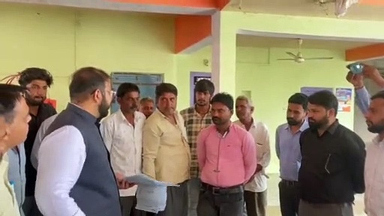 फसल बीमा प्रतिनिधि को किया कमरे में बंद