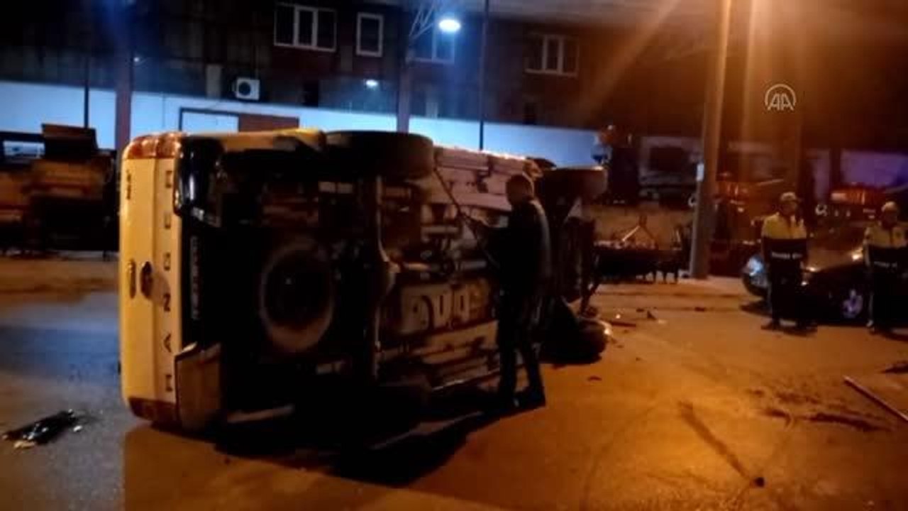 Manisa haber... Manisa'da devrilen kamyonet sürücüsü yaralandı