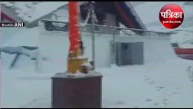 उत्तराखंड: चमोली के हेमकुंड साहिब में हुई बर्फबारी, चारो तरफ बिछी बर्फ की सफेद चादर; देखें वीडियो