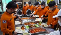 The busiest 119 firefighters meal situation ever!- A vivid scene of making pork belly pork and egg fried rice┃A meal of the busiest firefighters_KoreanStreetFood