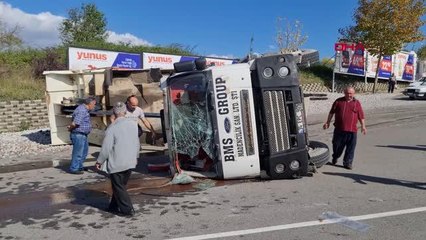 DAMPERİ AÇILAN KAMYON DEVRİLDİ 2 YARALI