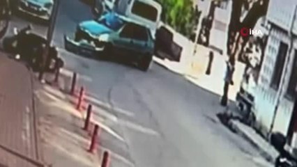 Otomobil ile motosikletin çarpıştığı kaza kamerada