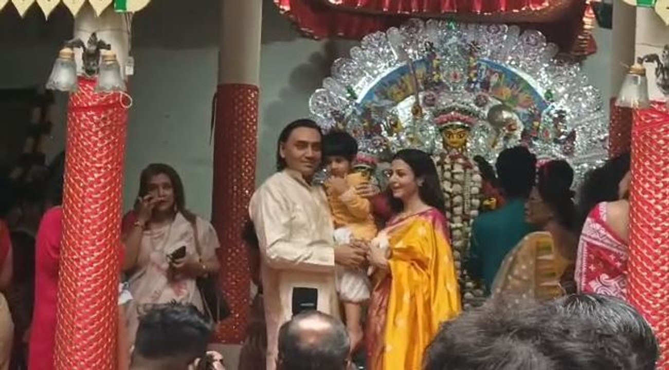 মহাষ্টমীতে সপরিবারে অঞ্জলি দিলেন কোয়েল মল্লিক |OneIndia bengali
