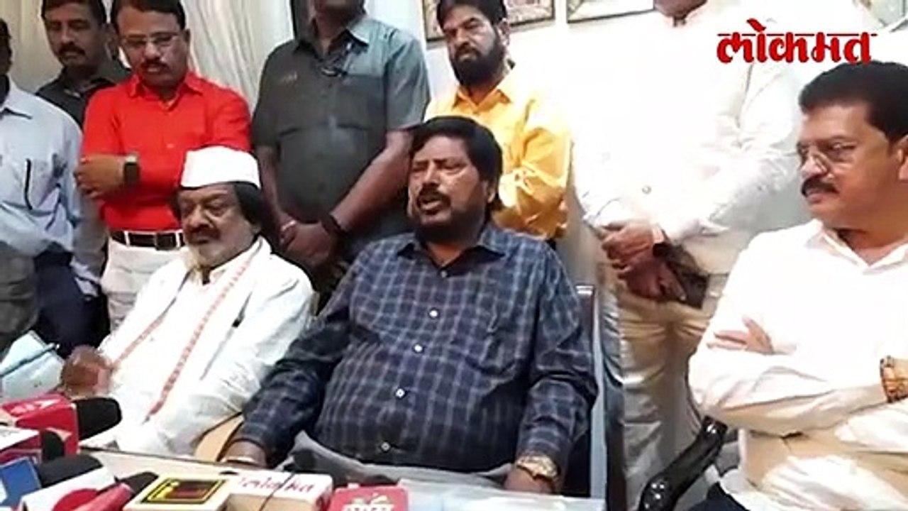 ठाकरे आणि शिंदे गटाच्या वादावर रामदास आठवले यांचं मोठं विधान