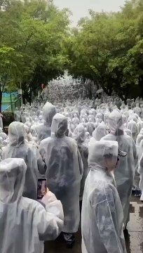 Khi nhà trường có đồng phục áo mưa: Nhiều phân cảnh được tưởng tượng