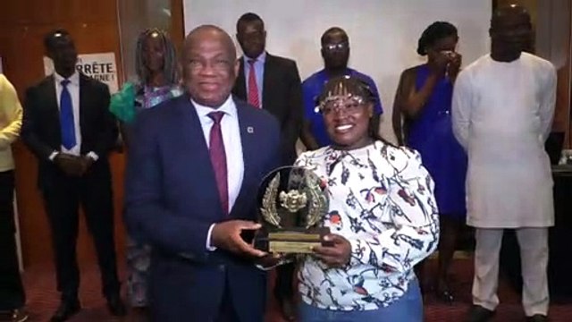 Les lauréats de la 2è édition du concours Plume Anti-tabac reçoivent leur récompense