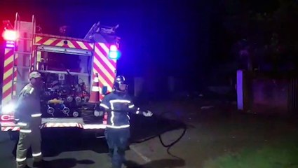 Sofá pega fogo em residência e ação rápida de vizinhos impede grande destruição