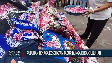 Puluhan Tenaga Kesehatan Tabur Bunga Di Kanjuruhan