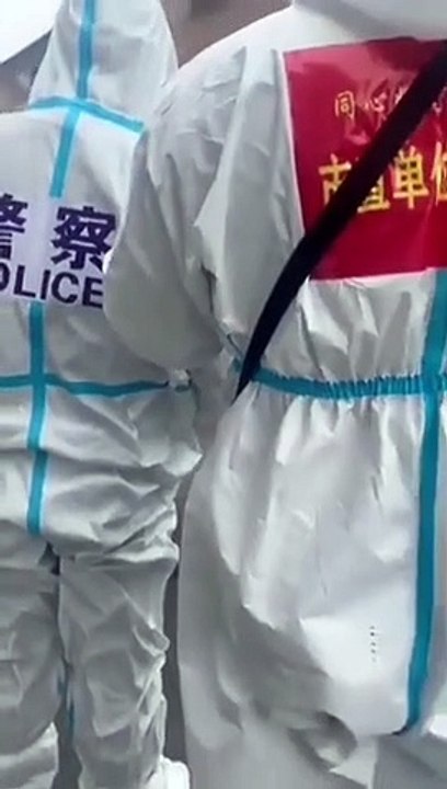 La police chinoise emballe un homme qui ne veut pas respecter la quarantaine anti-Covid