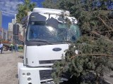 Esenyurt'ta freni boşalan kamyonet dehşet saçtı: 2 yaralı