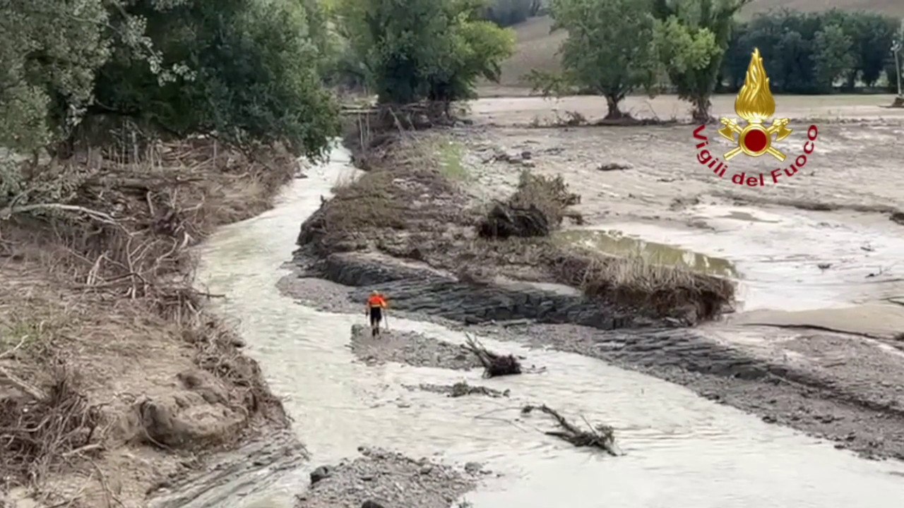 Alluvione nelle Marche, si cerca senza sosta la donna dispersa