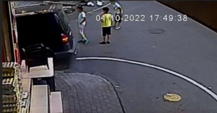 sokakta oynayan çocuklar kazadan saniyelerle kurtuldu... O anlar kamerada