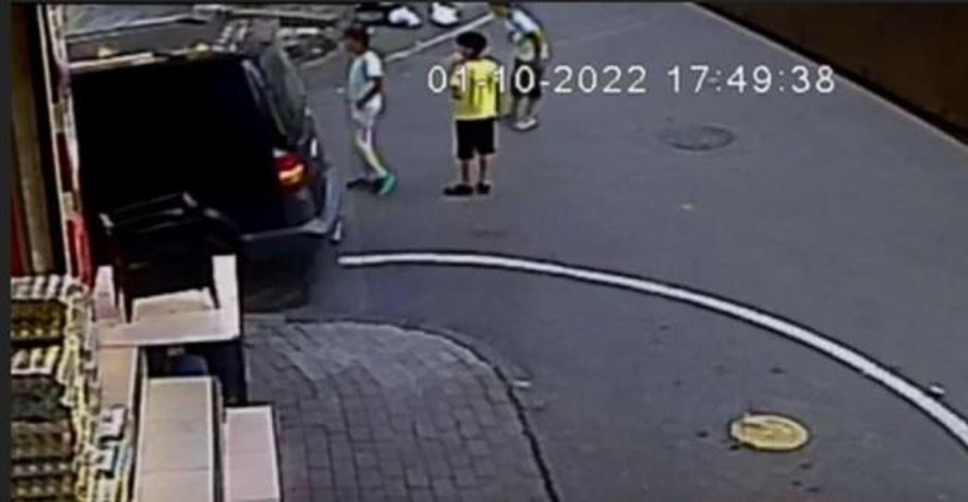 sokakta oynayan çocuklar kazadan saniyelerle kurtuldu... O anlar kamerada