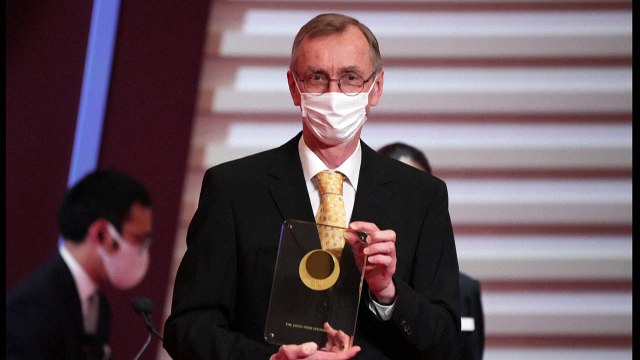 فوز عالم المجين الإحاثي السويدي سفانتي بابو بجائزة نوبل للطب