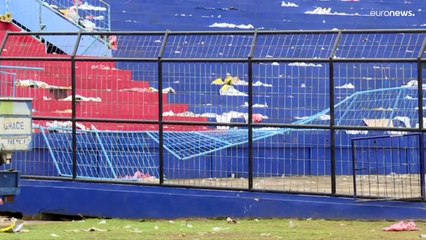 شاهد: دمار كبير يُظهر حجم الكارثة في ملعب كانجوروهان بإندونيسيا بعد حادث التدافع