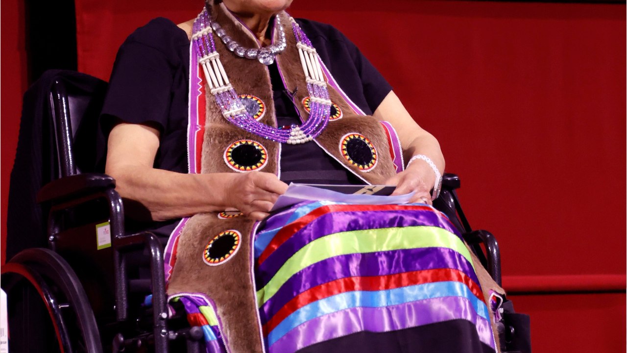 VOICI - Mort de Sacheen Littlefeather, l'actrice qui avait refusé un Oscar au nom de Marlon Brando, à 75 ans