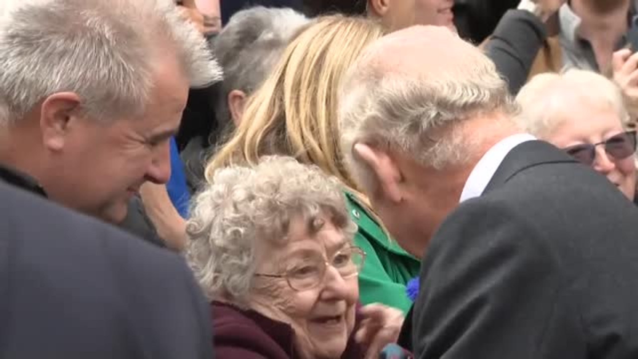 Carlos III y Camilla visitan Dunfermline por primera vez tras el fin del luto real