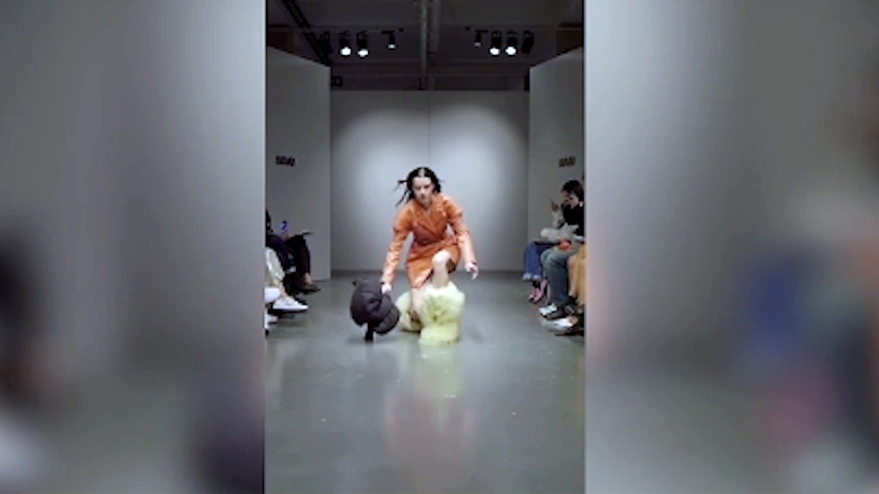 Modada yeni bir bakış açısı! Mankenler sırayla yere düştü