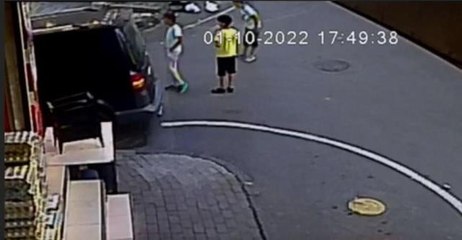 Sokakta oynayan çocuklar kazadan saniyeler ile kurtuldu: O anlar kamerada