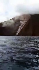 Stromboli, la colata lavica raggiunge il mare