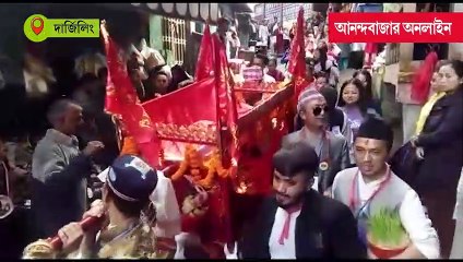 দুর্গাপুজোয় পাহাড় মেতে উঠেছে ফুলপাতি উৎসবে