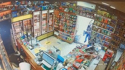 Markete silahla saldırdılar