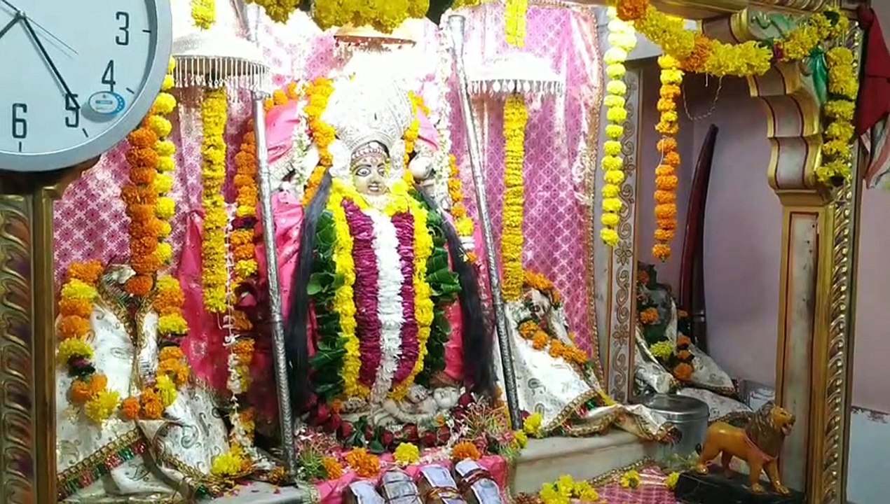 दुर्गा अष्टमी पर मंदिरों में उमड़ी भीड़
