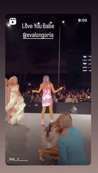 Eva Longoria est venue embrasser Thierry Martino lors du défilé L'Oréal organisé à l'école militaire, à Paris, le 2 octobre 2022.