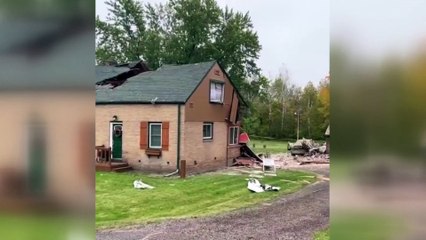 Uçak eve çarptı, üç kişi öldü