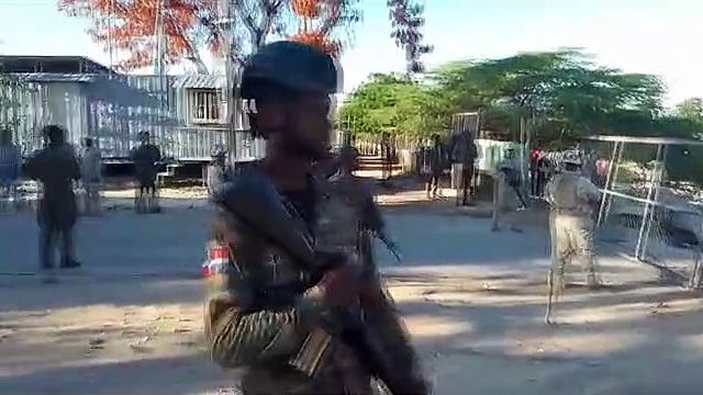 Haitianos bloquean puerta para evitar compatriotas compren en Pedernales