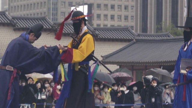 경복궁 수문장 교대의식 재현 20주년...우중에 전국 수문장 집결 / YTN