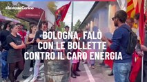 Bologna, falò con le bollette contro il caro energia