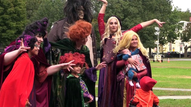 Des fans de Hocus Pocus rassemblés à Salem pour une projection de la suite du film Disney
