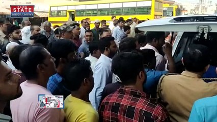 Uttar Pradesh News : हापुड़ - पत्नी ने बीच सड़क सिपाही पति को पीटा, जानिए क्या है वजह