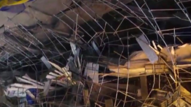 12층짜리 주차장 공사 현장 비계 무너져...차량 1대 파손 / YTN