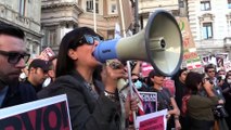 Milano, le ragazze iraniane mettono il velo agli uomini per protesta dopo la morte di Mahsa Amini