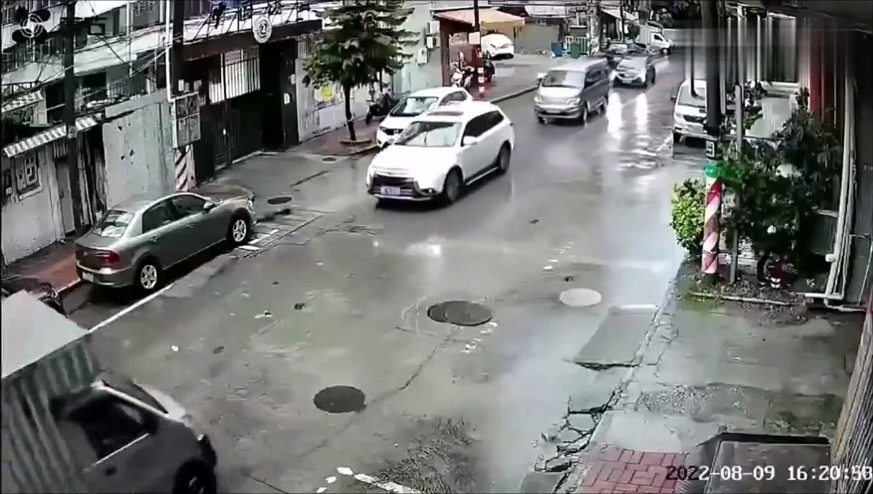 Camion VS plaque d'égout mal placée... douloureux