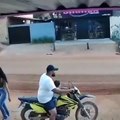 Ce papa a un réflexe incroyable quand un conducteur vient percuter sa moto