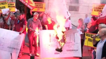 Queman facturas de la energía en Roma en protesta por los altos precios