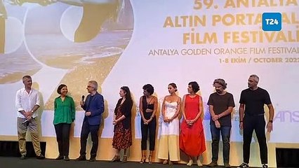 Altın Portakal Film Festivali’nde Çiğdem Mater ve Mine Özerden unutulmadı: Boş sandalyeleri gösterip özgürlük taleplerini yinelediler